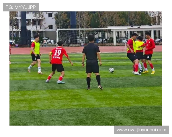 足球场上默契配合瞬间展现团队精神与战术精髓